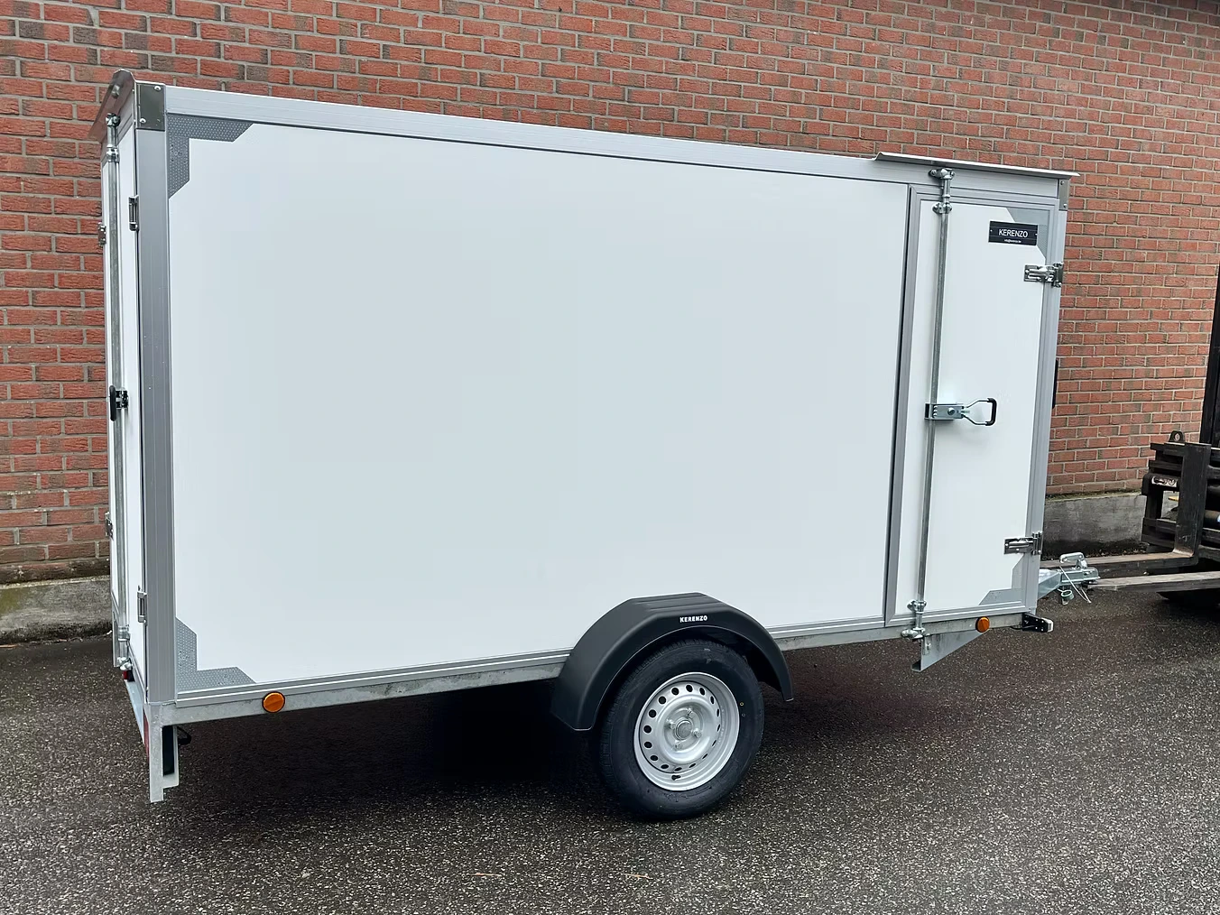 Gesloten wagen Kerenzo op voorraad